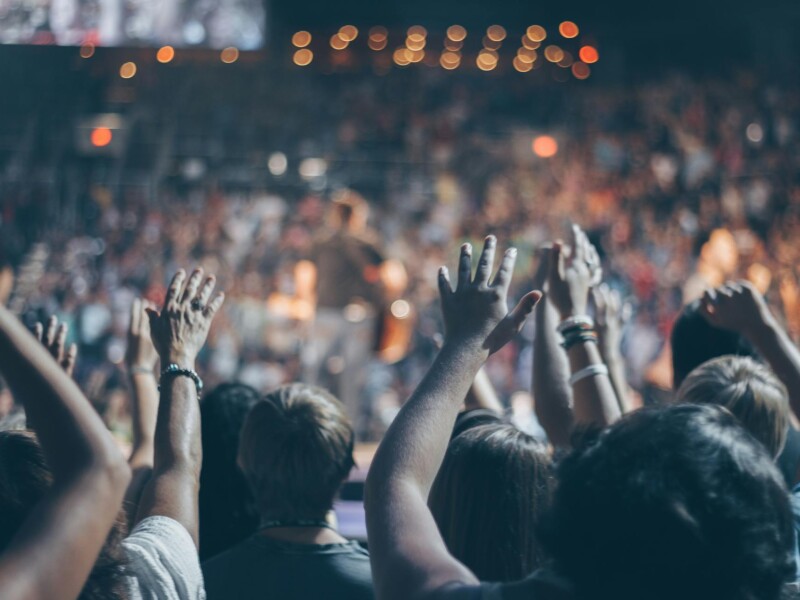 why do people follow the crowd